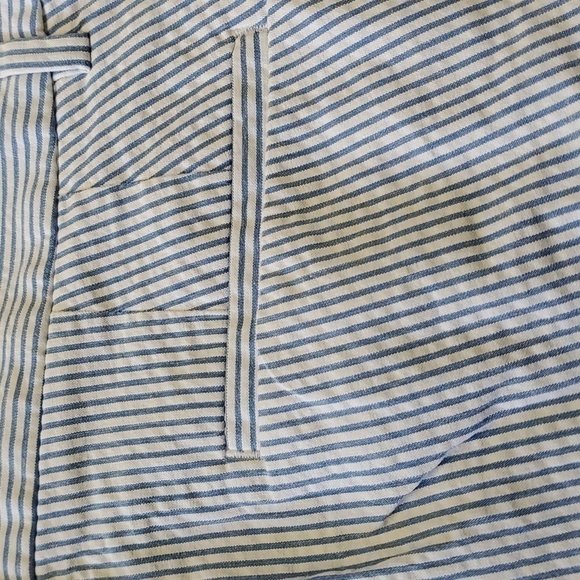 J.Crew blue & white seersucker pants, size 2. Front pockets.  Belt loops. Nice - Picture 4 of 7
